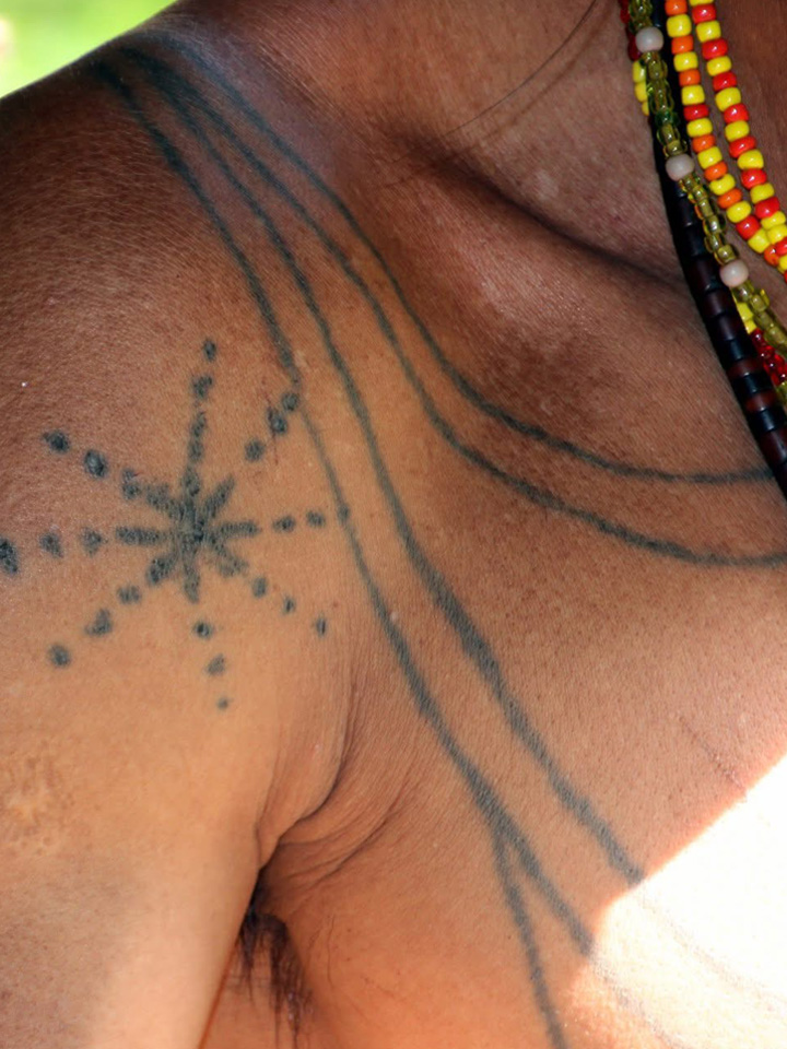 Epaule tatouée d'un homme mentawai
