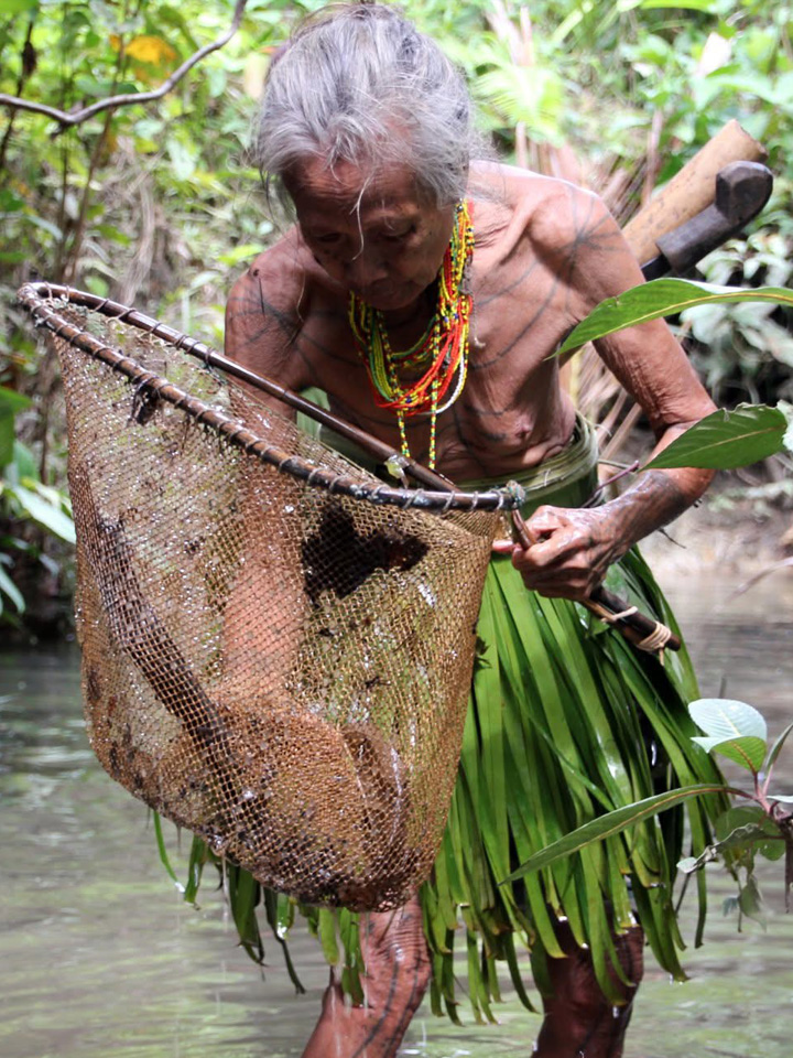 femme du clan mentawai qui pêche