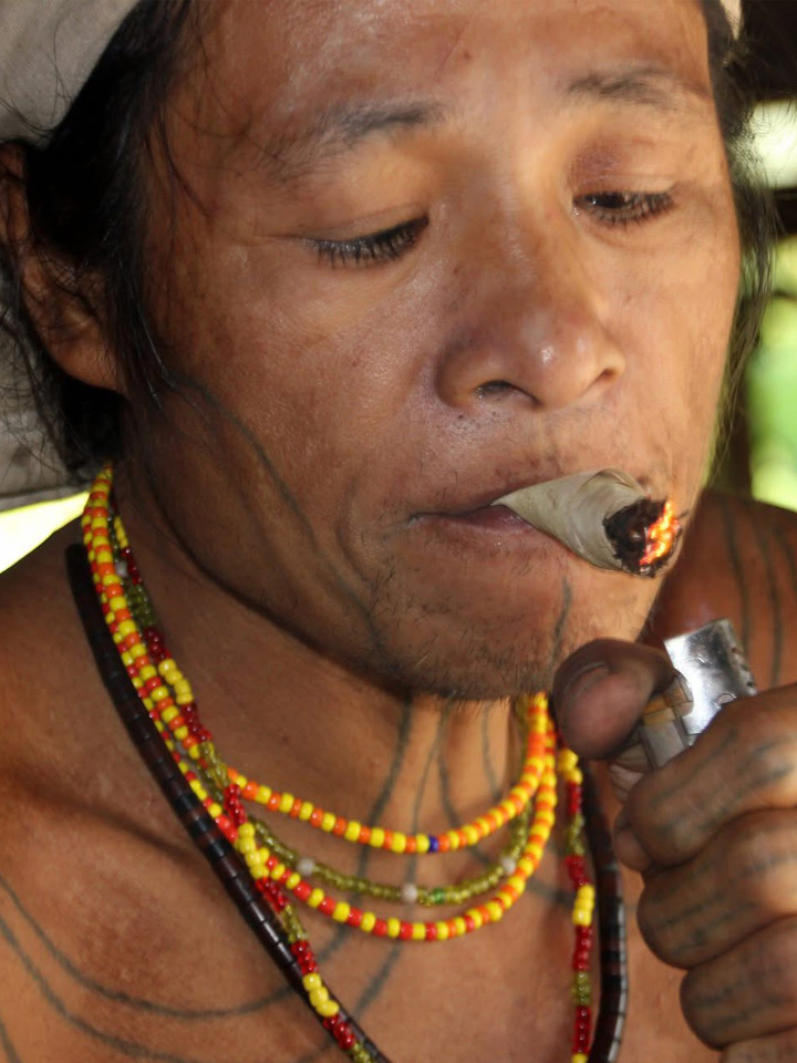Femme mentawai avec une fleur dans les cheveux