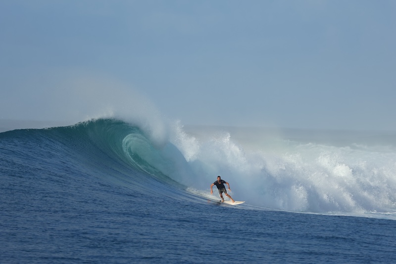 Surfer dans une vague tubulaire en Indonésie.
