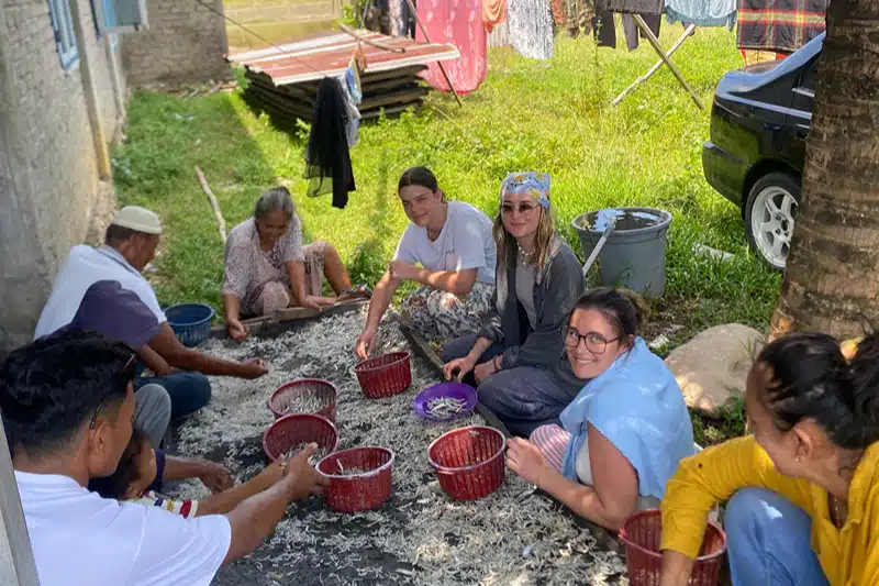 Moment de partage dans une famille à Sumatra, Indonésie.